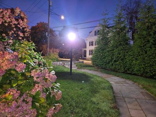 Κήπος έξω από το Heart Historic Ridgefield Studio WALK to town
