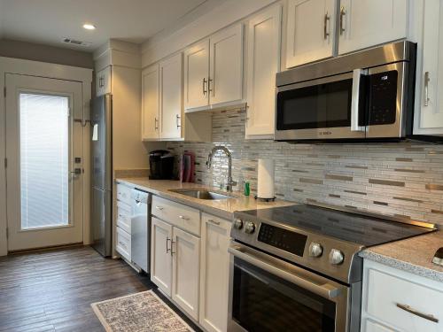 Kuchyň nebo kuchyňský kout v ubytování 605 Bartow Guest House