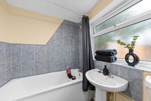 Ένα μπάνιο στο Stylish Home Next to Gillingham Train Station