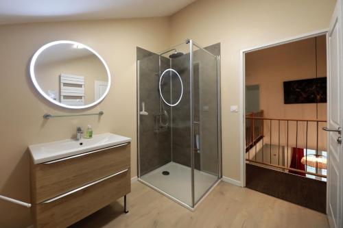une salle de bain avec une douche, un lavabo et un miroir dans l'établissement La ferme d aumontzey, à Aumontzey