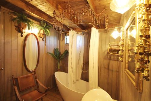 Bilik mandi di Marabou Safari Lodge