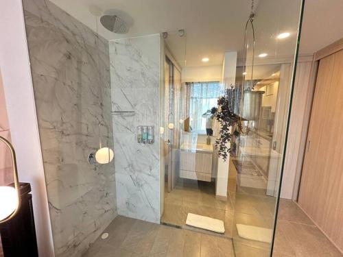 アルメニアにあるBelmonte 209-Lindo apartamento en Av centenario con pisicna gymのガラスドア付きのシャワー付きのバスルーム