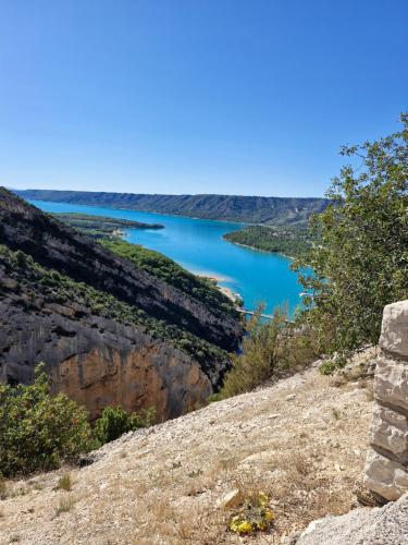 a view of a river from a cliff at Chambres d'hôtes à Pêtre in Entrevennes