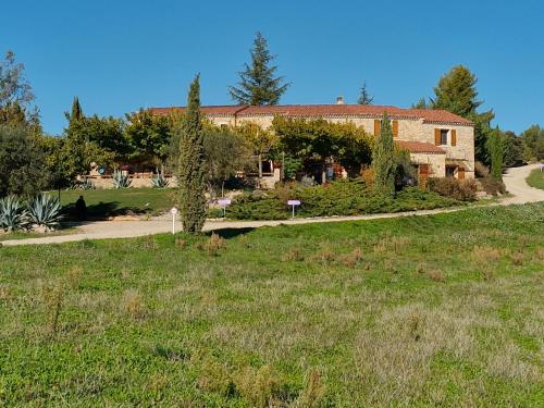 a house in a field with a yard at Chambres d'hôtes à Pêtre in Entrevennes