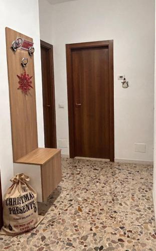 a room with a wooden door and a box at Affitti brevi - Casa Emy in Arcisate