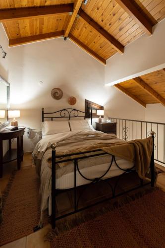Кровать или кровати в номере Kalavrita Botanica Hotel & SPA