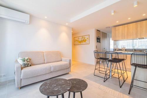 un salon avec un canapé et une table dans l'établissement Le luxe au pied de la Cathédrale cours langlet, à Reims