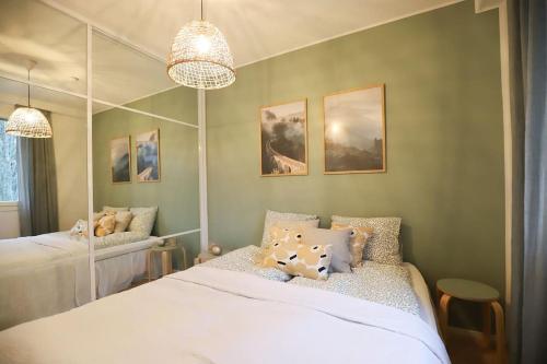 KauhajokiにあるHuoneisto kaupungissa Kauhajokiのベッド2台とシャンデリアのある寝室