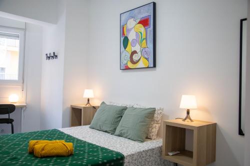 a bedroom with a bed with a green blanket on it at Dream Apartment Céntrico in Tarragona