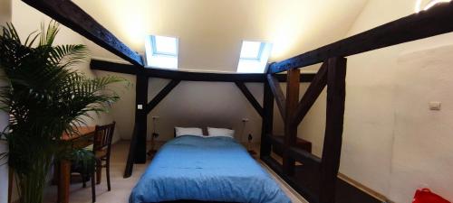 - une chambre avec un lit bleu dans l'établissement Haven, à Strasbourg