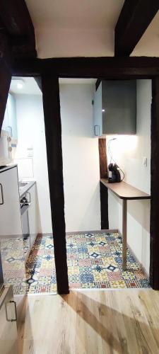 Cette chambre dispose d'une table, d'un comptoir et d'une cuisine. dans l'établissement Haven, à Strasbourg