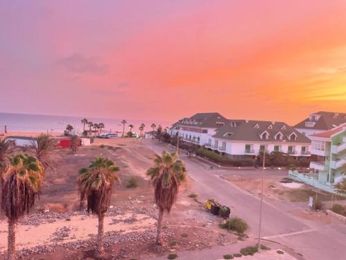 サンタ・マリアにあるA Sunrise Haven with Panoramic Ocean Viewsのヤシの木や家の絵画