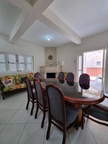 a dining room with a table and chairs at Casa para 19 pessoas a 30 min Beto Carrero in Piçarras