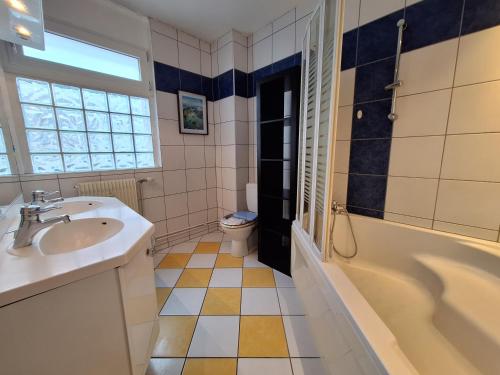 une salle de bain avec un lavabo, une baignoire et des toilettes dans l'établissement Le Kuttel Colmar Centre Historique, à Colmar