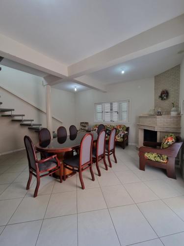 a dining room with a table and chairs at Casa para 19 pessoas a 30 min Beto Carrero in Piçarras