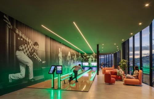 un vestíbulo con un mural de skate en la pared en Epiq Residences with top amenities, en Hacienda Carolina