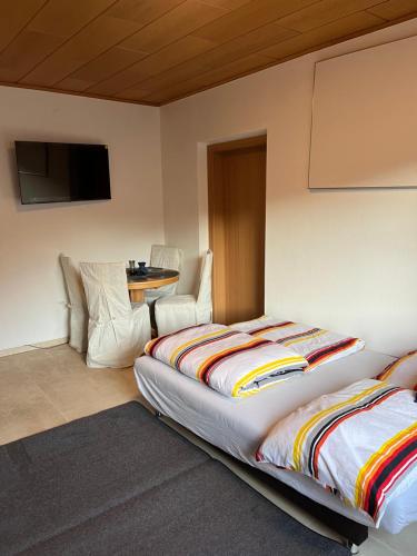 莱奥本Gemütliche Stadtwohnung Leoben, Gratis Parkplätze的一间卧室，配有两张床、一张书桌和一台电视