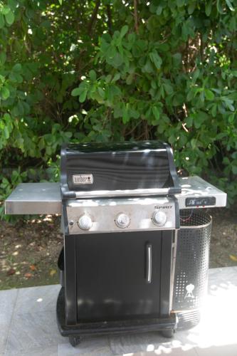 a black grill sitting on top of a sidewalk at Les VILLAS D'Ô in Saint-François