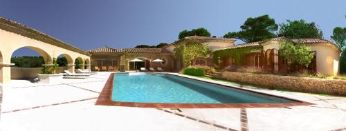 une piscine devant une maison dans l'établissement Villa Dolce Vita, à Mondragon