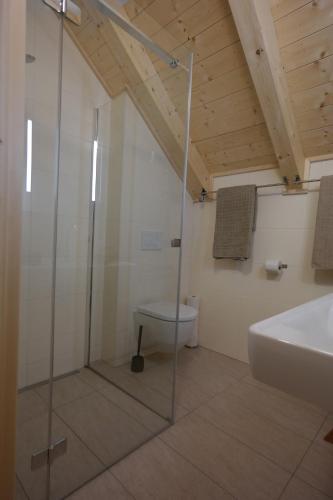 Ένα μπάνιο στο Landhaus Knödl-Alm