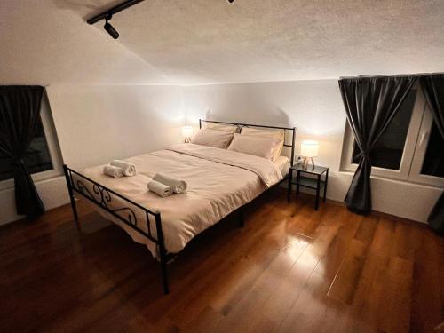 Ένα ή περισσότερα κρεβάτια σε δωμάτιο στο Cozy Loft