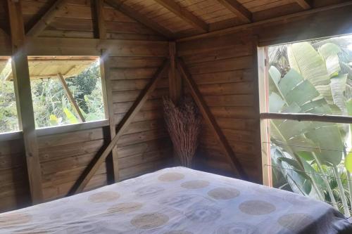 Ένα ή περισσότερα κρεβάτια σε δωμάτιο στο Bungalow sur pilotis vue mer