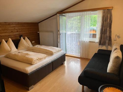 Postel nebo postele na pokoji v ubytování Haus Ortsblick