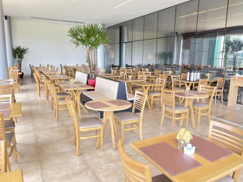 En restaurant eller et andet spisested på Hotel de Alto Padrão Com Vista Livre Incrível!! Cama King Size Cond Hotel Alvorada