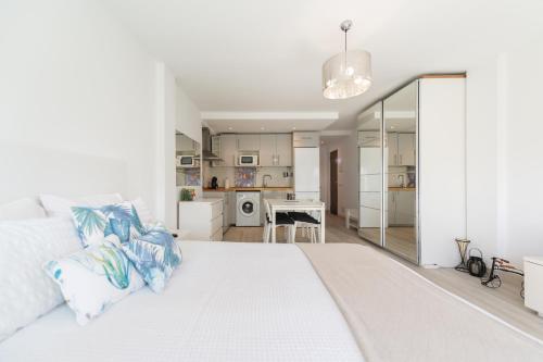 Ένα ή περισσότερα κρεβάτια σε δωμάτιο στο Moderno estudio y piscina a 50 metros de la playa