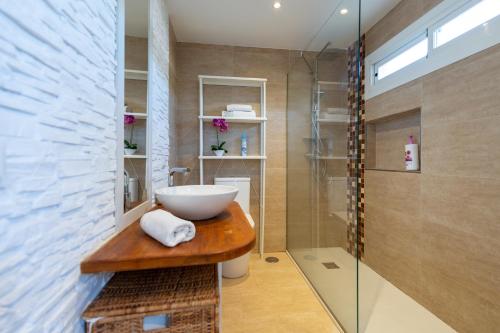 Ένα μπάνιο στο Moderno estudio y piscina a 50 metros de la playa