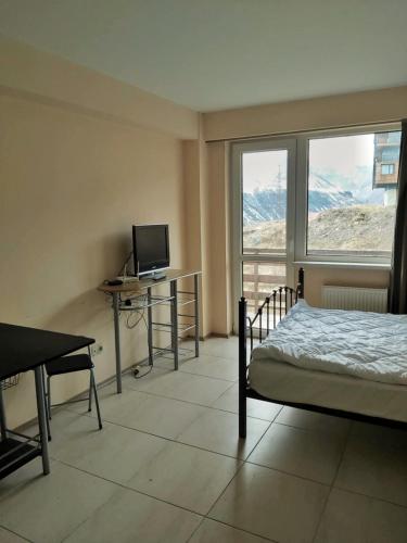 Una cama o camas en una habitación de Gudauri Bidara 25
