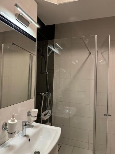 Un baño de Willa Aurinia