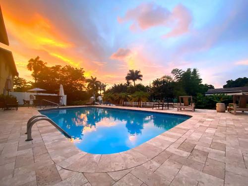 Bazén v ubytování Tarpon Harbor 1 - Waterfront pool home near beach & downtown Las Olas nebo v jeho okolí