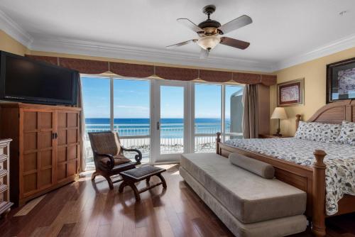 ペンサコーラ・ビーチにあるWhite Sands 423のベッドルーム1室(ベッド1台付)、海を望むバルコニーが備わります。