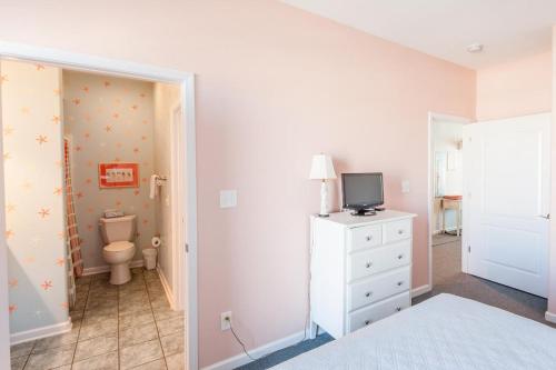 ペンサコーラ・ビーチにあるWhite Sands 449のバスルーム(トイレ付)、テレビ(ドレッサー付)