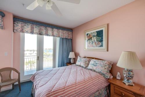ペンサコーラ・ビーチにあるWhite Sands 449のベッドと窓のある寝室