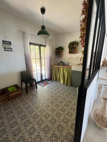 - un salon avec une table dans une pièce dans l'établissement Casa Nostra, à Olmeto