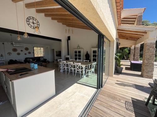 - une cuisine et un coin repas dans une maison avec une terrasse dans l'établissement Casa Nostra, à Olmeto