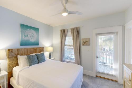 a bedroom with a white bed and a window at Barefoot Cottages #B32 in Highland View