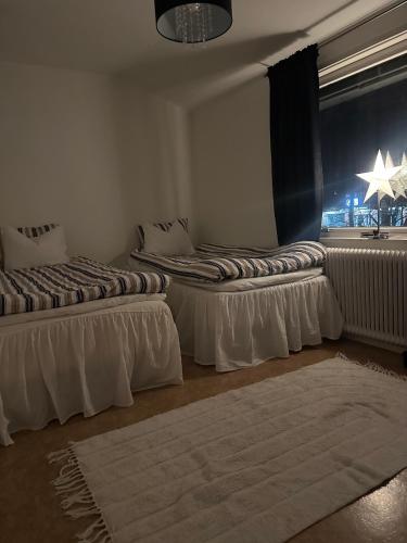 Postel nebo postele na pokoji v ubytování Everglow Living