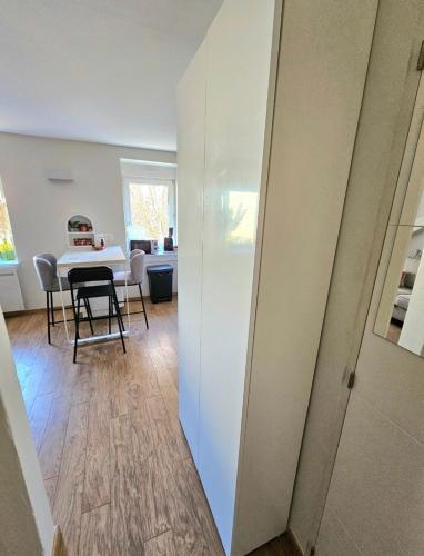 d'une salle à manger avec une table et une armoire blanche. dans l'établissement Studio tout confort proche gare et centre-ville, à Strasbourg