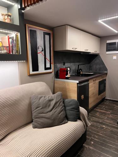 a living room with a couch and a kitchen at Smart Home in Thessaloniki