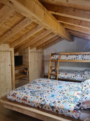 - une chambre avec 2 lits superposés dans une cabine dans l'établissement Appartement luxueux, à Séez