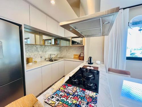 Kuchyň nebo kuchyňský kout v ubytování Residencial Turin - Cobertura para 8 pessoas na Praia de Palmas a 350m do mar