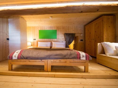 a bedroom with a bed in a log cabin at Das Wiesegg in Fügenberg
