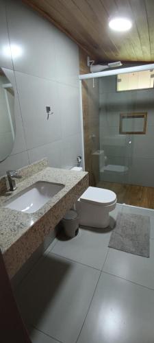 a bathroom with a sink and a toilet at Rancho Pôr Do Sol in Arapeí
