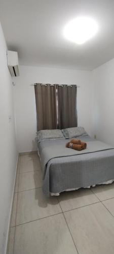 Bett in einem weißen Zimmer mit Vorhang in der Unterkunft Apartamento em João Pessoa, bairro Bessa in João Pessoa