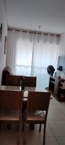 ein Esszimmer mit einem Tisch und zwei Stühlen in der Unterkunft Apartamento em João Pessoa, bairro Bessa in João Pessoa