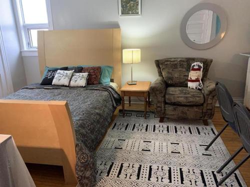 En eller flere senge i et værelse på Maryland Homestay - Downtown Apartment