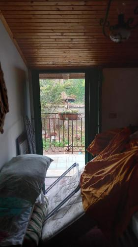 a bedroom with a view of a giraffe through a window at CALABRIA COLLINA DI SCILLA CASALE OSTELLO1800 SELF SERVICE GIARDINO STANZE E APPARTAMENTI PER FAMIGLIE COPPIE E SINGLE Melia Pzza S Gaetano 16 in Castagnarella